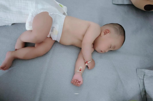 代怀包生男孩医院几个月宝宝会抬头